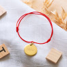 Bracelet rond en plaqué or personnalisable et cordon rouge